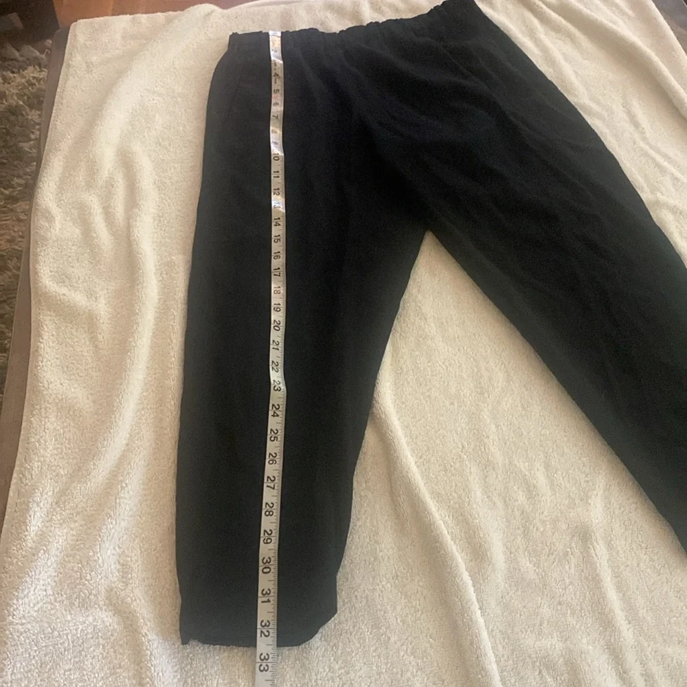 Aritzia Babaton stunning black trousers w/ stretchy waist w/ pockets.